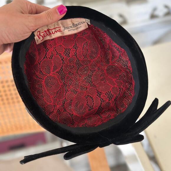 Bettine Joseph Horne Co Pittsburgh Brown Velvet Hat 1950s Bow Detail Lace Lining - Picture 3 of 3